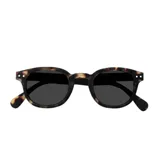 Lentes de sol Izipizi modelo #C Sun, con montura redonda color carey y lentes negras.