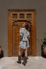 Short color crudo con estampado de flores y hojas en tonos marrones.