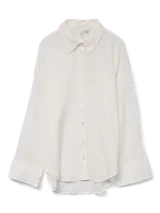 Camisa blanca traslúcida con textura de líneas verticales, cuello clásico, cierre frontal con botones, mangas largas con puños abotonados y corte holgado.