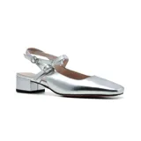 Zapato de vestir plateado con punta fina, tiras cruzadas con hebilla en el tobillo y taco bajo cuadrado. Marca Marco Donatti.