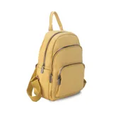 Mochila bordeaux de símil cuero con cierres metálicos, doble bolsillo frontal, asa de mano y correas regulables en galón.