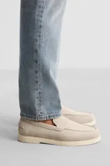 Mocasín casual color beige claro, con capellada de cuero serraje, corte liso con detalle de bordón y suela a contraste.