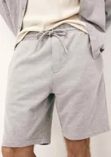 Bermuda gris de algodón con cintura elastizada y cordón ajustable.