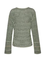 Sweater de punto calado color verde salvia, con cuello redondo y mangas largas acampanadas.