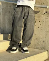 Pantalón jean baggy color gris (negro gastado) con corte mega baggy.
