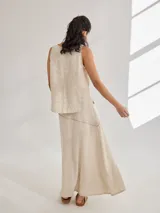 Falda midi color crudo de algodón, con pespuntes rojos a contratono y botones de coco en el lateral.