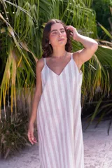 Vestido largo rojo de muselina con rayado de lino, corte suelto y breteles finos.