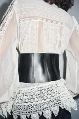 Cinturón tipo fajín de cuero negro con textura floral en relieve, de 14,5 cm de ancho y hebilla metálica cuadrada.