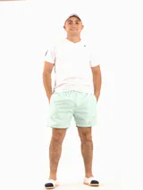 Short de baño celeste con cintura elastizada y cordón ajustable.