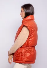Campera puffer negra de diseño ochentoso, con mangas removibles que permite convertirla en chaleco.
