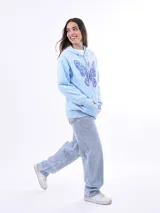 Campera celeste con cierre frontal y capucha, con estampado de mariposa en el frente y la espalda.