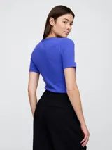 Remera de punto rib color azul con cuello redondo y mangas cortas.