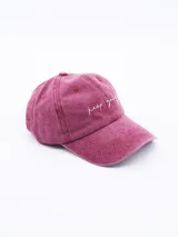 Gorro de gabardina color rosado con visera y bordado frontal con la frase "Keep Going".