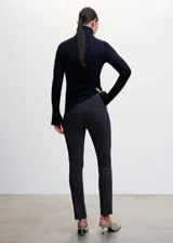 Pantalón skinny crop con diseño de cuadros, tejido fluido y cierre de cremallera con botón.
