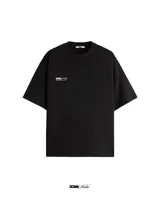 Remera negra de corte holgado con estampado en la espalda de una figura con un casco y siluetas rojas flotando sobre ella. Incluye el logo de la marca y texto debajo del estampado.