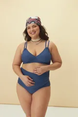 Top de bikini azul con breteles dobles y escote en V.