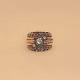 Anillo ancho de plata 925 martillada con detalles en oro y circonias incrustadas. Presenta una banda central de oro y tres circonias de diferentes tamaños. El ancho inferior de la alianza es de 6mm.