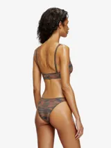 Sujetador de bikini Diesel, modelo UT-BRA-TOP-UTLT, con estampado de camuflaje en tonos verdes, marrones y grises. Presenta un corte clásico de tirantes anchos y un pequeño recorte central con logo.