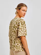 Blusa con estampado animal print en tonos amarillos y verdes, con mangas evasé y corte relajado.