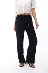 Pantalón negro de corte palazzo, con cintura elástica y cordón ajustable.