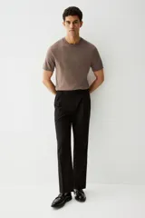 Remera marrón de punto fino, con cuello redondo y mangas cortas.