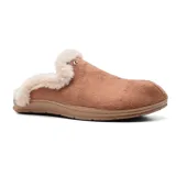 Pantufla tipo zueco color marrón con interior de piel sintética color beige.