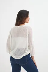 Sweater negro de tejido calado con mangas 3/4 y escote amplio.