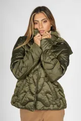 Campera puffer color verde militar, con cuello alto, cierre frontal y diseño acolchado con pespuntes ondulados.