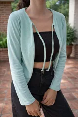 Saco de tejido ligero color beige, de manga larga y corte abierto, con cuello redondo.