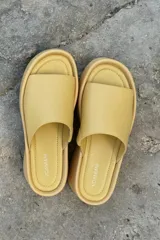 Sandalia de plataforma color rojo confeccionada en cuero, con diseño abierto en la parte delantera y una altura de 6 cm.
