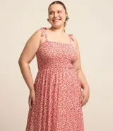 Vestido midi plus size de tule con estampado floral, escote recto, breteles con lazo y busto con lastex.