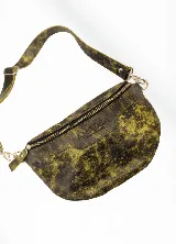 Riñonera color bronce con correa de cuero ajustable y cierre metálico.