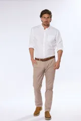 Pantalón de vestir azul marino, de corte recto, con bolsillos laterales y traseros. Se ajusta a la cintura con cinturón de cuero marrón.