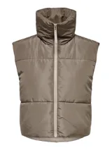 Chaleco puffer corto color marrón topo, con cuello alto y cierre frontal con cremallera.