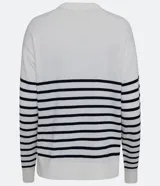 Suéter blanco con rayas horizontales negras, de tejido de punto, con cuello redondo y mangas largas.