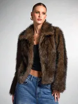 Chaqueta marrón de símil piel con cuello solapa y manga larga.