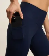 Bermuda deportiva color verde agua, de calce ajustado, con cintura ancha y confeccionada en poliamida.