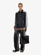 Bolso shopper negro de poliuretano con logo ovalado de Diesel en relieve.