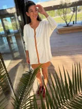 Sweater celeste de tejido fino de viscosa, con detalle de tira vertical de cuero ovino color camel en el centro. De corte holgado y manga larga.