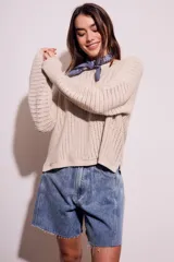 Sweater color beige de tejido de punto calado con lurex.