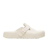Sandalia tipo zueco Birkenstock modelo Boston EVA, color blanco hueso (eggshell), fabricada en EVA. Presenta una tira ajustable con hebilla metálica en el empeine.