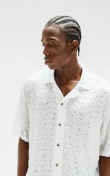 Camisa blanca de manga corta con bordado calado con motivos de algas.