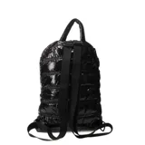 Mochila negra con diseño acolchado.