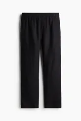 Pantalón negro de lino con corte recto, cintura elastizada con cordón ajustable, bolsillos laterales y bolsillo trasero.