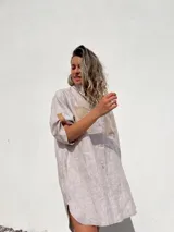 Camisola color beige a rayas verticales finas, confeccionada en lino 100% con bolsillos de gamuza color beige.