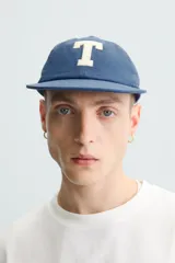 Camiseta de algodón de peso ligero, color verde musgo con efecto lavado, corte boxy fit y cuello redondo.