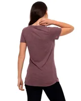 Remera de algodón azul marino con cuello redondo y logo de CAT estampado en el pecho en color lila y naranja.