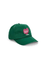 Gorra verde con visera curva, de algodón, con bordado frontal de un corazón rosa con el texto "DEUS!".