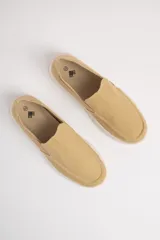 Mocasines náuticos azul marino de tela con suela color crema.