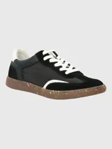 Zapatillas urbanas negras con detalles en gamuza y cuero sintético. Tiene cordones blancos, suela marrón con motas de colores y puntera redonda.
